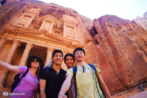 Und dann ging es weiter in Jordaniens antike Stadt Petra, wo sie eine junge Frau trafen, die dort an diesem Tag die einzige andere Touristin war.
