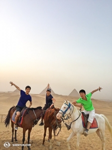 Möglicherweise die abenteuerlustigsten Shen Yun-Urlauber: Die Tänzer (von  links) Alvin Song, Alex Chun und Ben Chen reisten in den Nahen Osten und besuchten zuerst die ägyptischen Pyramiden von Gizeh.