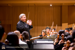 Dirigent Milen Nachev führt die rund 100 Musiker von Shen Yun bei der Probe vor dem Eröffnungskonzert – eine Matinee – direkt gefolgt von einer Abendvorstellung. (Foto: TK Kuo)