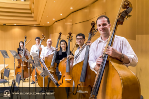 Alle Kontrabässe: V.l.: Juexiao Zhang, Wei Liu, Yu Deng, Hui-Ching Chen, TK Kuo und Juraj Kukan.