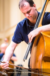 Der Erste Kontrabassist Juraj Kukan. Wie man an den kurzen Ärmeln bei allen erkennen kann, ist noch Sommer in Taiwan.
