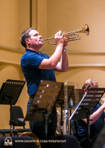 Der Erste Trompeter Eric Robins wärmt sich auf vor der Aufführung in der Cultural Center Music Hall von Chiayi City, Taiwan.