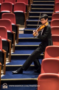 Violist Tongsheng Ye beim Warmspielen in der Zhongli Arts Hall von Taoyuan, Taiwan.