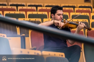 Der Erste Violinist Stepan Khalatyan übt im Zuschauerraum im taiwanesischen Yilan Performing Arts Center.