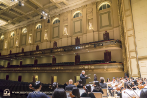 Nach New York reiste das Orchester nach Boston. Hier leitet Dirigent Milen Nachev eine Probe auf der Bühne der Boston Symphony Hall.