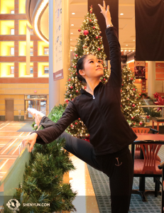 Xindi Cai, eine Erste Tänzerin der Shen Yun Touring Company, wärmt sich in der weihnachtlich geschmückten Lobby des Aronoff Center for the Arts in Cincinnati, Ohio, auf. (Foto: Tänzerin Helen Li)
