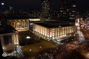 Ein abendlicher Blick von oben auf das Lincoln Center. (Foto: Annie Li, Bühnenprojektion)