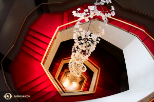 Das gesamte Design des National Arts Centre basiert auf Sechsecken, von der Gestaltung des Bodens über das Logo bis zum Treppenhaus. (Handelt es sich immer noch um Fibonacci-Spiralen, wenn sie aus Sechsecken bestehen?) (Foto: Ben Chen und Jeff Chuang)