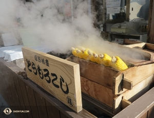 Das Leben auf Tour hat seine Vorteile, wie Maiskolben auf japanische Art. (Foto: Kexin Li)