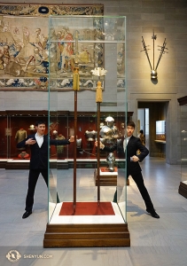 Inzwischen hat die treffend benannte Shen Yun North America Company auf ihrer Tour über den Kontinent einen Abstecher ins Cleveland Museum of Art gemacht. Hier die Tänzer Daren Chou (links) und Louis Liu. (Foto: Tänzer Tony Xue)