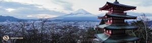 Noch ein Blick auf den Vulkan, mit einer traditionellen Pagode im Vordergrund. (Foto: Kenji Kobayashi)