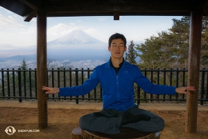 Die wunderschöne Umgebung und die Tempel in der Gegend regen zu Gemütsruhe und Selbstbetrachtung an. Unser Tänzer Alex Chun nahm die Gelegenheit für eine stille Meditation wahr, mit dem großen heiligen Berg als perfektem Hintergrund.