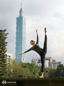 Angelia Wang mit dem cháo tiān dēng (朝天蹬), oder „ein Schritt zum  Himmel“. Diese Aufnahme wurde gemacht am Seitenportal  der Taipei National Sun Yat-Sen Memorial Hall, wo das Ensemble die Show innerhalb von fünf Tagen achtmal zeigte. (Foto: Tänzerin Kexin Li)