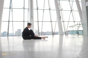 Helen Li bindet sich ihre Ballettschuhe. (Foto: Diana Teng)