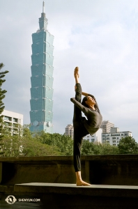 Unsere Fotoreihe beginnen wir diese Woche in Taipei, wo die Shen Yun New York Company mit dem taiwanesischen Teil ihrer Asien-Tour begann. Hier die Erste Tänzerin, Angelia Wang in Positur, passend zu dem ungeheuer hohen Wolkenkratzer Taipei 101. Hier zeigt sie zǐ jīn guān (紫金冠) oder die „goldene Standardkrone“. (Foto: Tänzerin Kexin Li)