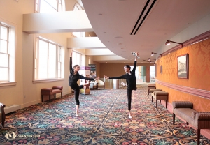 Die Tänzerinnen Cherie Zhou (links) und Diana Teng beim Aufwärmen vor einer Aufführung im Hippodrome Theatre von Baltimore. (Foto: Tänzerin Helen Li)