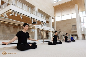 Nach einer Trainingseinheit balancieren Tänzer wie Steve Feng (links) die intensive körperliche Beanspruchung mit Momenten inneren Friedens aus. Sie praktizieren Falun Dafa Meditation mit sanfter Musik. (Foto: Jeff Chuang)