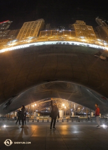 Tänzer Patrick Trang spürt die Kraft der gigantischen, glänzenden Bohne, früher bekannt als die Chicagoer Cloud Gate. (Foto: Tänzer Ben Chen)