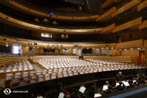 Zurück zur Shen Yun World Company. Nach Chicago machte sich die Gruppe auf den Weg in die Hauptstadt von Wisconsin und bereitete sich für zwei Aufführungen im Madison Overture Center for the Arts vor. (Foto: Tänzer Jeff Chuang)