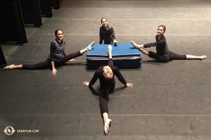 Und das Stretchen geht im Theater weiter. Tänzer der Shen Yun International Company im Buell Theatre in Denver, Colorado. Im Uhrzeigersinn beginnend bei 9 Uhr: Die Tänzerinnen Jessica Si, Hannah Rao, Yuting Huang und Connie Kuang. (Foto: Annie Li, Bühnenprojektion)