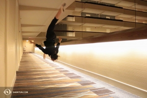 Nach einer langen Busfahrt nach Milwaukee, Wisconsin, freute sich Bella Fan von der Shen Yun Touring Company über einen langen Hotelflur. (Foto: Tänzerin Helen Li)