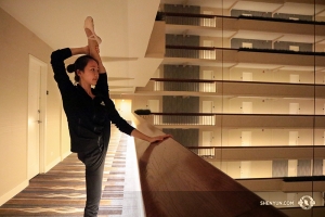Das Stretchen am Abend im Hotel, so wie es Bella Fan hier macht, ist ein wesentlicher Bestandteil des Tänzerlebens auf Tour. Sagen Sie mal hallo, wenn Sie uns in Ihrem Hotel sehen! (Foto: Helen Li)