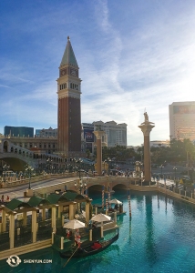 Von Mailand geht es zum venezianischen Hotel … (Foto: Annie Li, Bühnenprojektion)