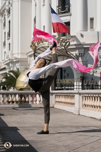 Und wieder zurück über den großen Teich, wo die Shen Yun World Company ihren ersten Auftritt in Frankreich absolvierte. Erste Tänzerin Lily Wang. (Foto: Tänzerin Stephanie Guo)