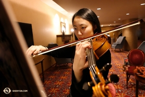 Die Geigerin Karen Chen bereitet sich konzentriert vor. Künstlerinnen wie Karen Chen, die in dieser Spielzeit 100 Vorstellungen spielt und seit 11 Jahren bei Shen Yun ist, streben immer weiter danach, Ihre Kunst zu perfektionieren. (Foto: Annie Li) 