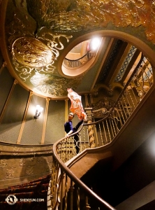 Die Erste Tänzerin Chelsea Cai posiert mit einem Schal aus dem Shen Yun Shop vor spanischen Barockmotiven im Orpheum in Phoenix. (Foto: Annie Li)