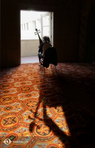 In der kühlen Lobby des Phoenix Orpheum Theatre übt Liang Yu mit ihrer Pipa, eine viersaitige chinesische Laute. (Foto: Annie Li, Bühnenprojektion)