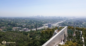 Zurück in den USA: Die Shen Yun International Company setzte ihr umfangreiches Tournee-Programm in Südkalifornien fort. Blick auf Downtown Los Angeles von der obersten Etage des Getty Museums – mit etwas Smog … (Foto: Annie Li, Bühnenprojektion)