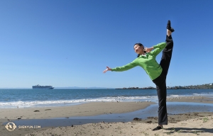 Die Erste Tänzerin Elsie Shi am Strand von Santa Barbara. (Foto: Tänzerin Hannah Rao)