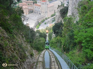 Um auf die Felsen zu gelangen, nahmen einige den steilen Aufstieg mit der Standseilbahn. (Foto: Jun Liang)