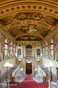 Die Shen Yun World Company beendete ihre Aufführungen in Europa und spielte am Wiener Burgtheater, in dem schon Mozarts Hochzeit des Figaro 1786 Premiere feierte. (Foto: Regina Dong, Bühnenprojektion)