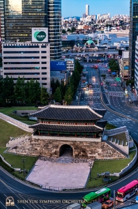 Nach dem Eintreffen in Seoul sah das Orchester die frühe Morgensonne über dem Sungnyemun-Tor. (Foto: Bassist TK Kuo)