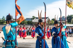 Und beobachtete die Wachablösung vor dem Gyeongbokgung-Palast von Seoul. (Foto: TK Kuo)