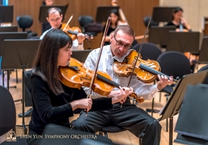 Der 1. Bratscher Vardan Petrosyan (rechts) und die stellvertretende 1. Bratscherin Rachel Chen proben einen Teil des Repertoires. (Foto: TK Kuo)