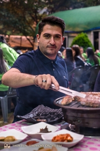 Von dort aus reiste das Orchester in die Stadt Daegu, wo auch das erste Konzert stattfand. Um in Stimmung zu kommen, genossen der Erste Geiger Stepan Khalatyan und der Rest der Gruppe ein traditionelles koreanisches Barbecue.  (Foto: TK Kuo)