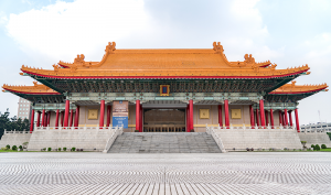 Die ganze Pracht der taiwanesischen National Concert Hall mit ihrem goldenen Dach, den nach oben gezogenen Dachtraufen und den massiven roten Kolonnaden erinnert an die Paläste der Ming- und Qing-Dynastien Chinas (1368-1912).