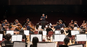 Dirigent Milen Nachev bereitet das Orchester auf die letzte Aufführung in Taiwan vor.
