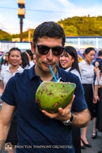 Taiwan ist eine tropische Insel, daher ist es ein Muss, frische Kokosmilch mit dem Strohhalm zu trinken. Der stellvertretende Konzertmeister Arsen Ketikyan an einer Strandraststätte.