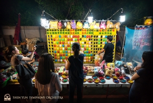 Musiker, die auf dem Kenting Nachtmarkt nach dem besten Angebot suchen.
