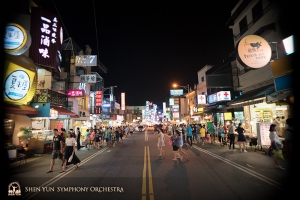 15 Shows in 14 Tagen - das hielt uns nicht davon ab, die Leckereien und Spiele auf den taiwanesischen Nachtmärkten auszuprobieren.