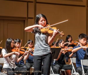 Solistin Fiona Zheng spielt mit Leidenschaft.