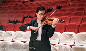 Geiger Ian Zhong spielt sich vor dem Konzert ein.