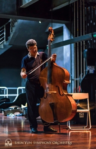 Bassist Wei Liu bereitet sich auf die Probe vor.
