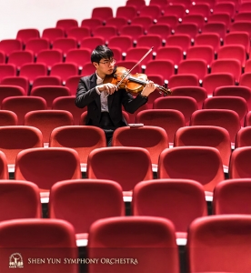 Bratscher Zangenheng Ye spielt sich in den Zuschauerrängen ein.