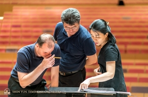 Die Kontrabassisten Juraj Kukan, Wei Liu und Hui-Ching Chen besprechen die Partitur in Pingtung, Taiwan.