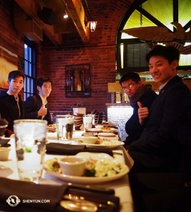 Unterdessen besucht die Shen Yun World Company Boston. Zwischen den Aufführungen genießen die Tänzer Joe Huang, Rui Suzuki, Chad Chen und Rubi Cho (v.l.) ein köstliches Silvesteressen im Bostoner Hafenrestaurant Chart House. (Foto: Leo Lee)
